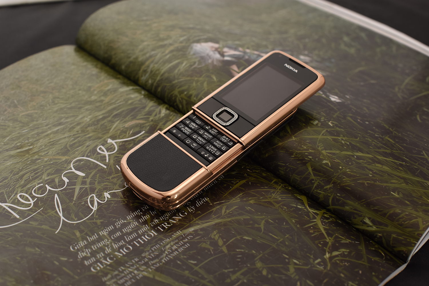 Thiết kế Nokia 8800- Vẻ đẹp hoàng kim đốt mắt giới quý tộc